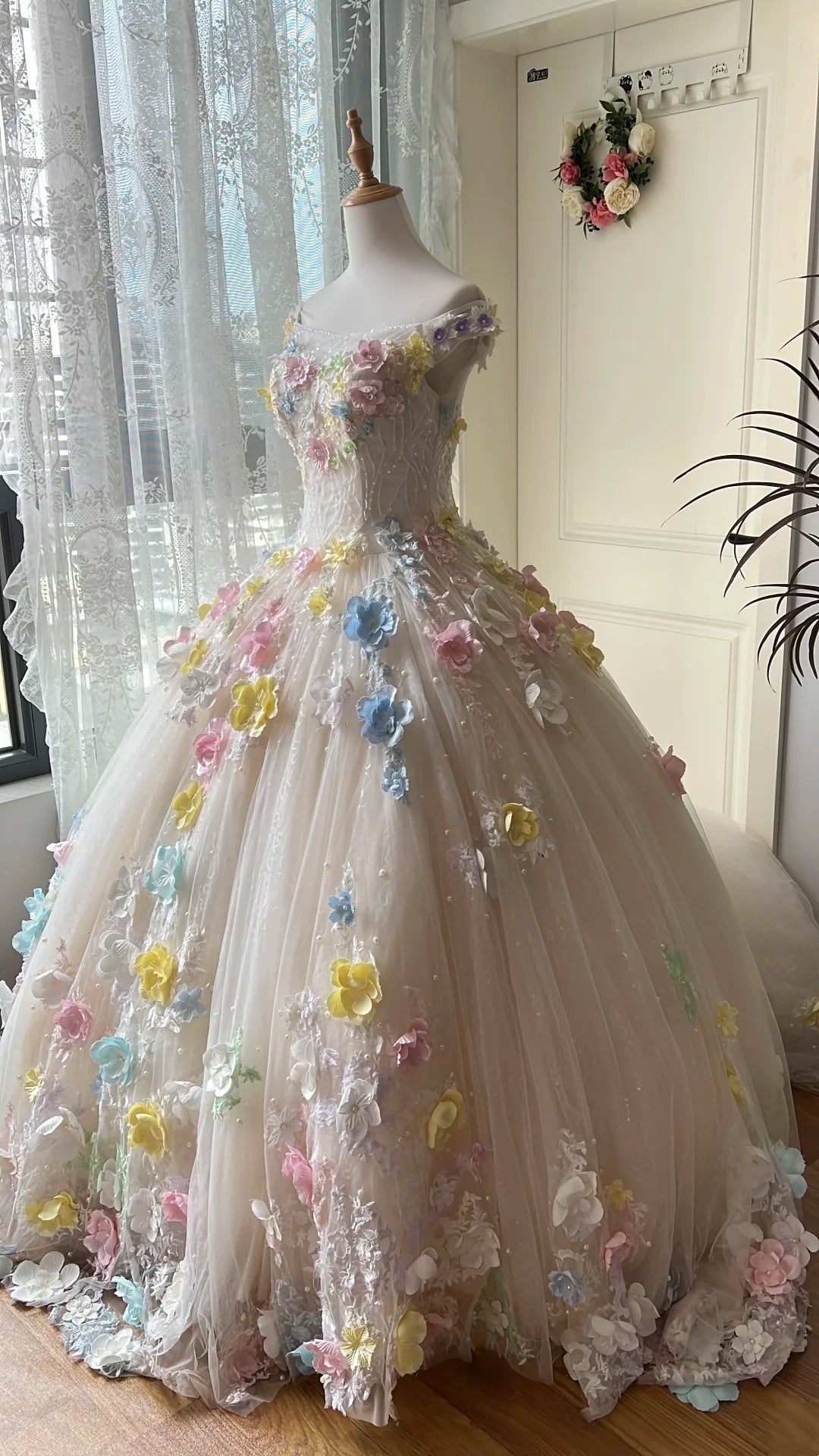 Atemberaubendes hellblaues Abendkleid aus plissiertem Tüll mit V-Ausschnitt, ideal für Quinceañera und Ball (Modell D4654)