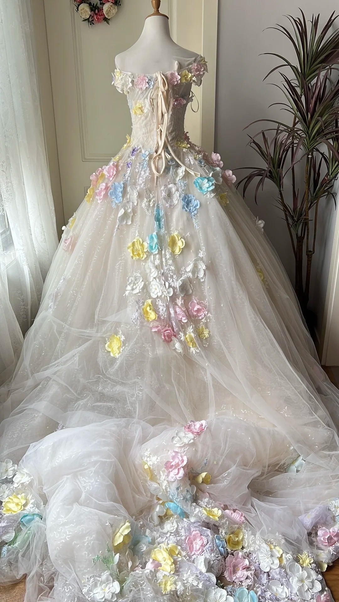 Atemberaubendes hellblaues Abendkleid aus plissiertem Tüll mit V-Ausschnitt, ideal für Quinceañera und Ball (Modell D4654)