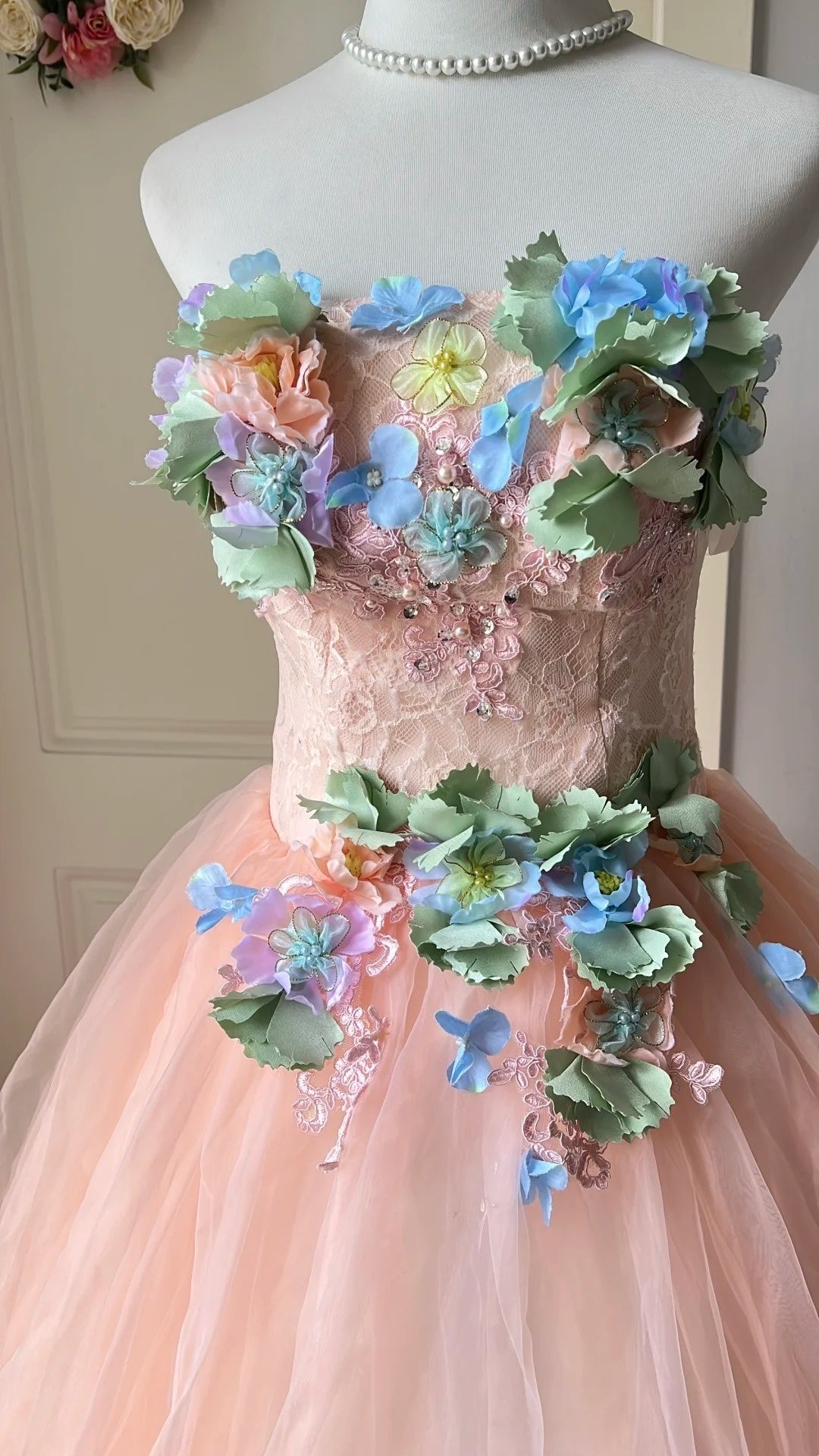 Atemberaubendes hellblaues Abendkleid aus plissiertem Tüll mit V-Ausschnitt, ideal für Quinceañera und Ball (Modell D4654)