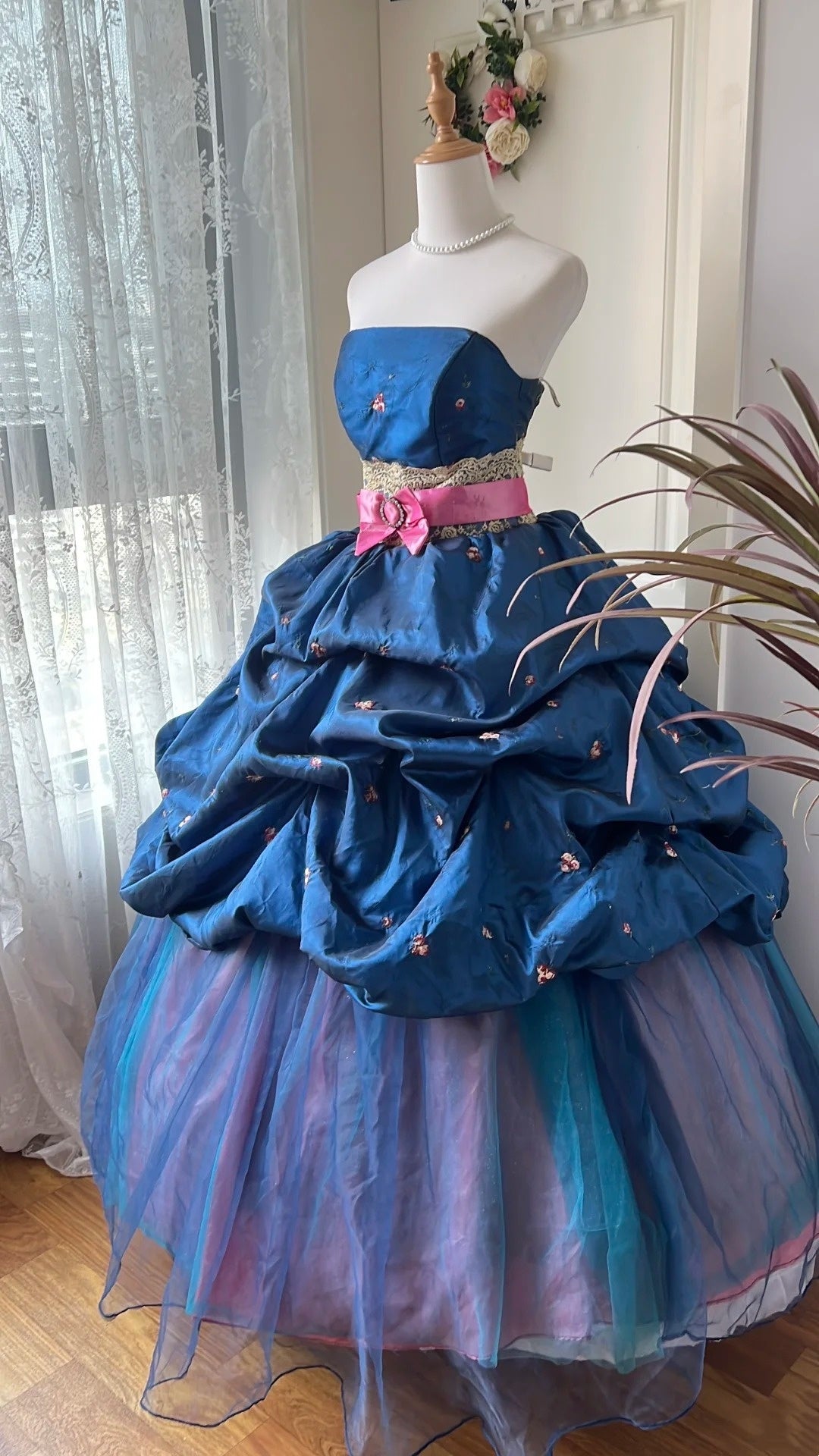 Atemberaubendes hellblaues Abendkleid aus plissiertem Tüll mit V-Ausschnitt, ideal für Quinceañera und Ball (Modell D4654)