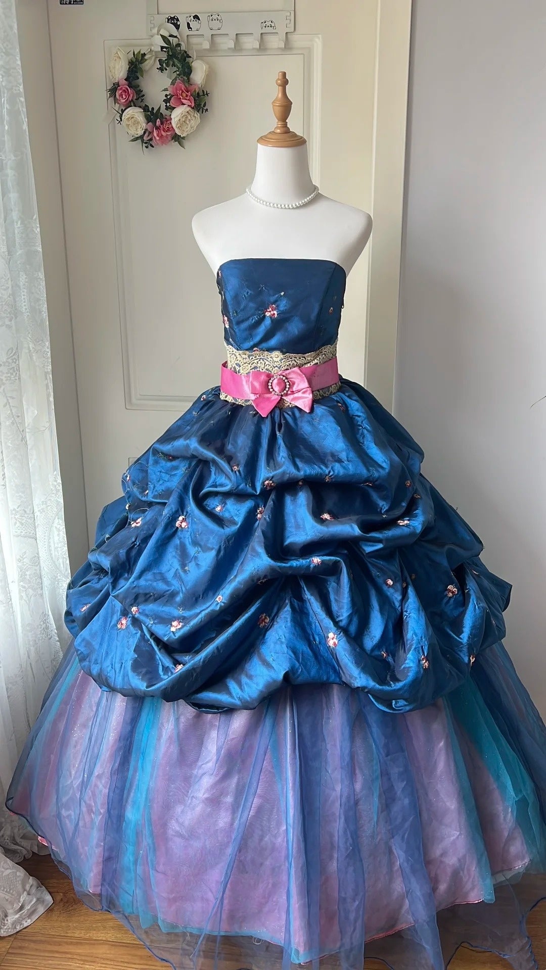 Atemberaubendes hellblaues Abendkleid aus plissiertem Tüll mit V-Ausschnitt, ideal für Quinceañera und Ball (Modell D4654)