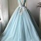 Atemberaubendes hellblaues Abendkleid aus plissiertem Tüll mit V-Ausschnitt, ideal für Quinceañera und Ball (Modell D4654)