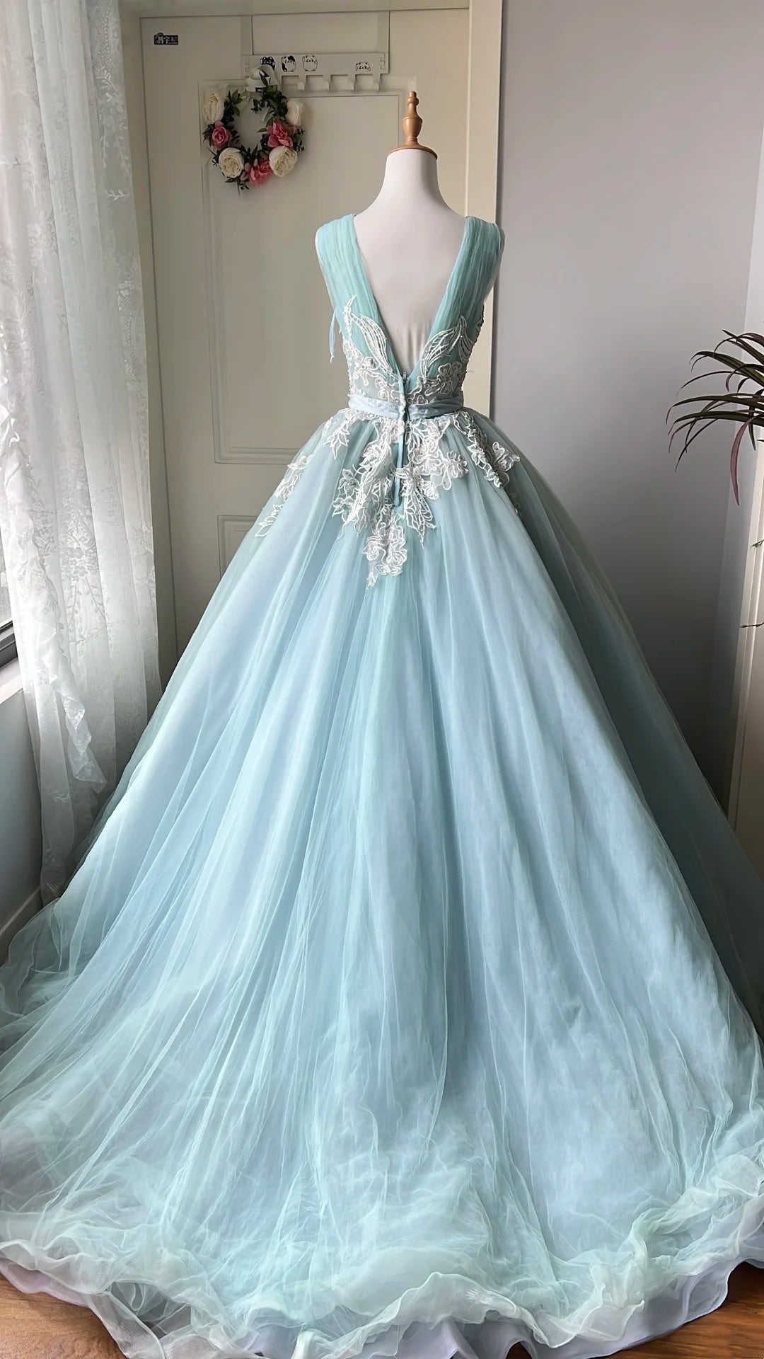 Atemberaubendes hellblaues Abendkleid aus plissiertem Tüll mit V-Ausschnitt, ideal für Quinceañera und Ball (Modell D4654)