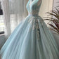 Atemberaubendes hellblaues Abendkleid aus plissiertem Tüll mit V-Ausschnitt, ideal für Quinceañera und Ball (Modell D4654)