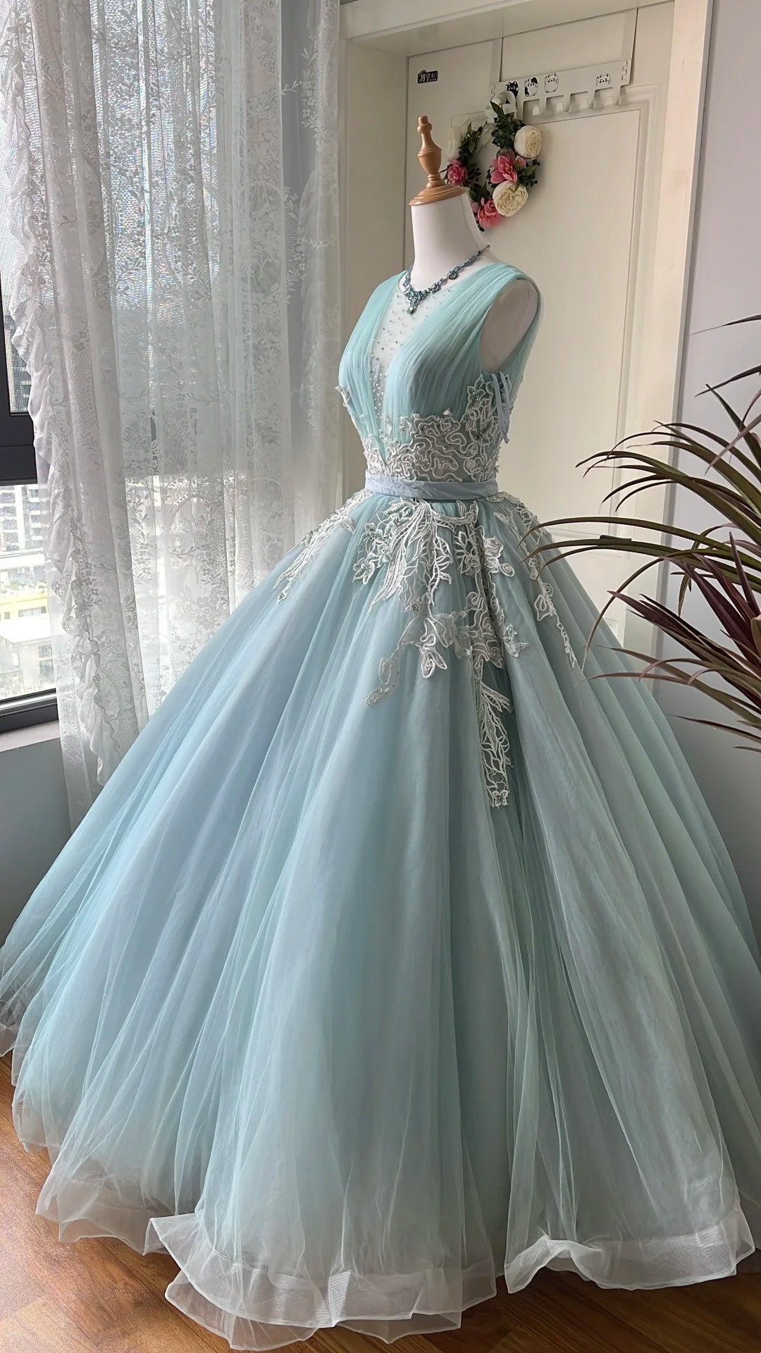 Atemberaubendes hellblaues Abendkleid aus plissiertem Tüll mit V-Ausschnitt, ideal für Quinceañera und Ball (Modell D4654)