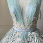 Atemberaubendes hellblaues Abendkleid aus plissiertem Tüll mit V-Ausschnitt, ideal für Quinceañera und Ball (Modell D4654)