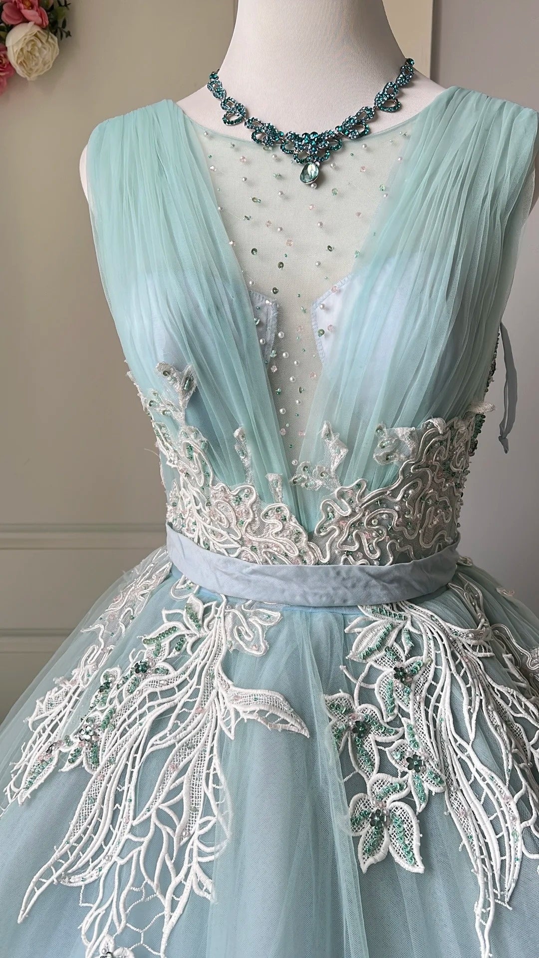 Atemberaubendes hellblaues Abendkleid aus plissiertem Tüll mit V-Ausschnitt, ideal für Quinceañera und Ball (Modell D4654)