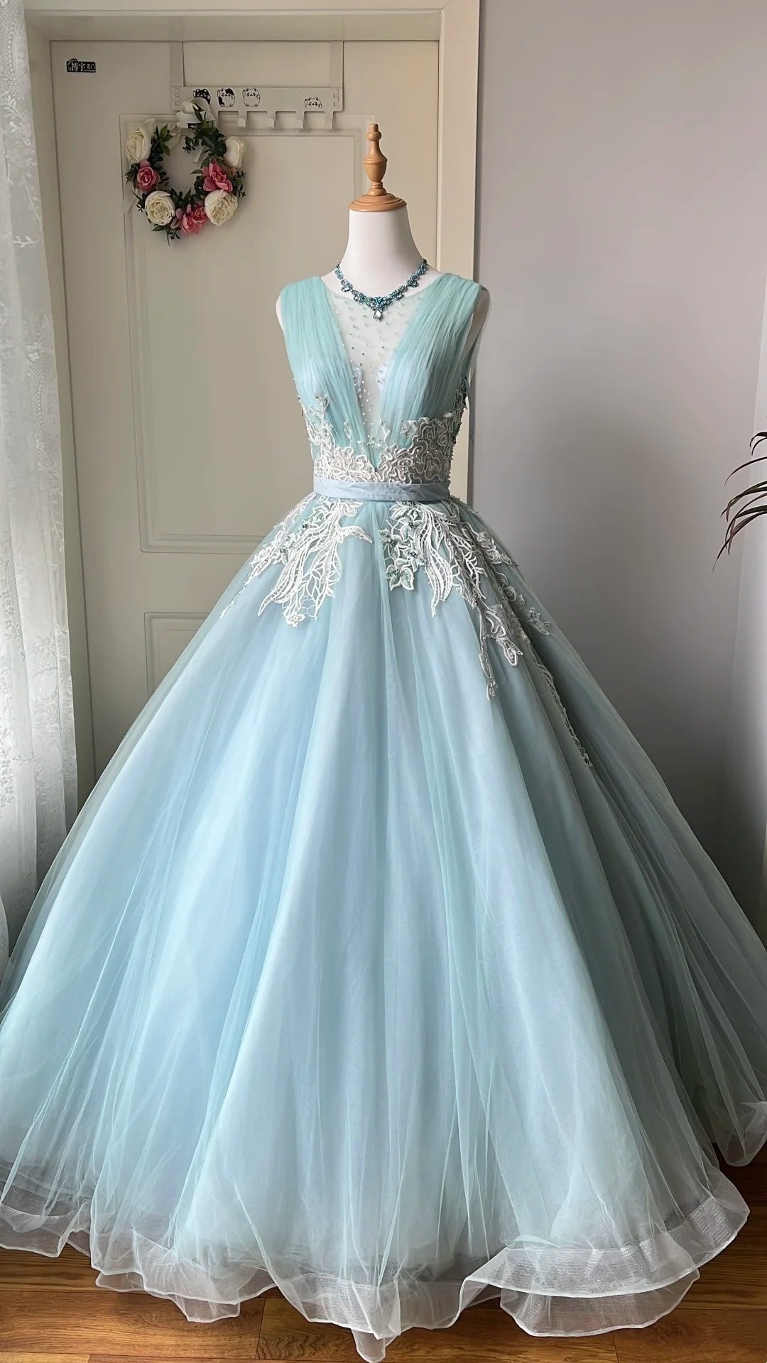 Atemberaubendes hellblaues Abendkleid aus plissiertem Tüll mit V-Ausschnitt, ideal für Quinceañera und Ball (Modell D4654)