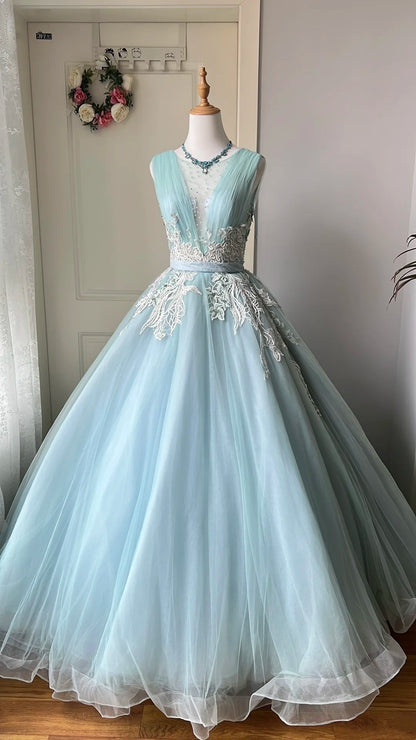 Atemberaubendes hellblaues Abendkleid aus plissiertem Tüll mit V-Ausschnitt, ideal für Quinceañera und Ball (Modell D4654)