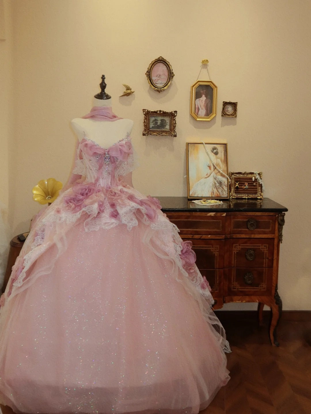 Atemberaubendes hellblaues Abendkleid aus plissiertem Tüll mit V-Ausschnitt, ideal für Quinceañera und Ball (Modell D4654)