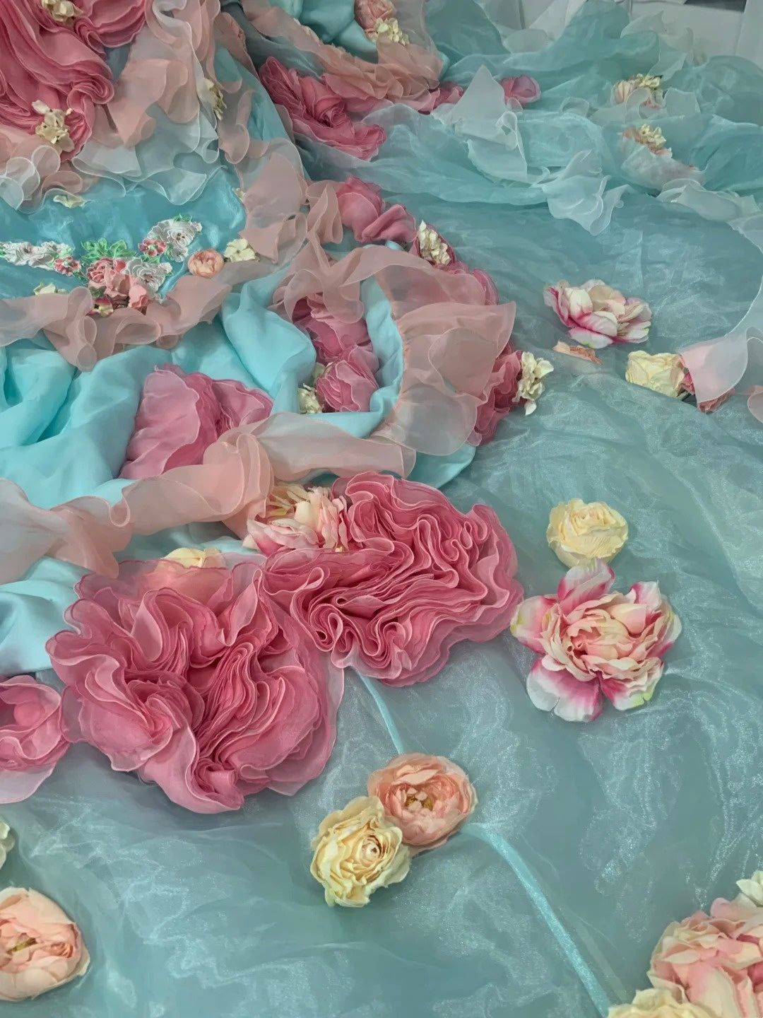 Atemberaubendes hellblaues Abendkleid aus plissiertem Tüll mit V-Ausschnitt, ideal für Quinceañera und Ball (Modell D4654)