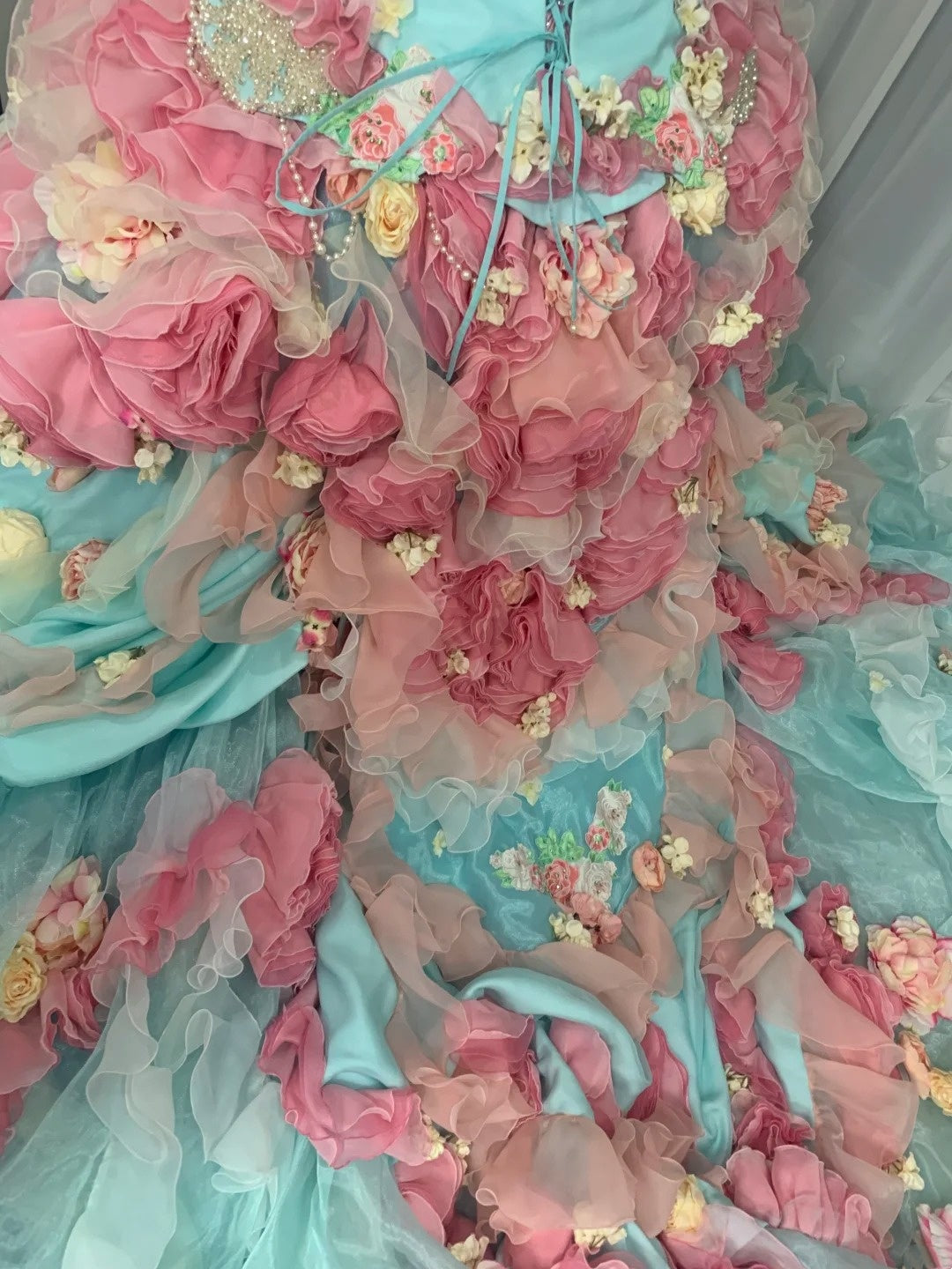 Atemberaubendes hellblaues Abendkleid aus plissiertem Tüll mit V-Ausschnitt, ideal für Quinceañera und Ball (Modell D4654)