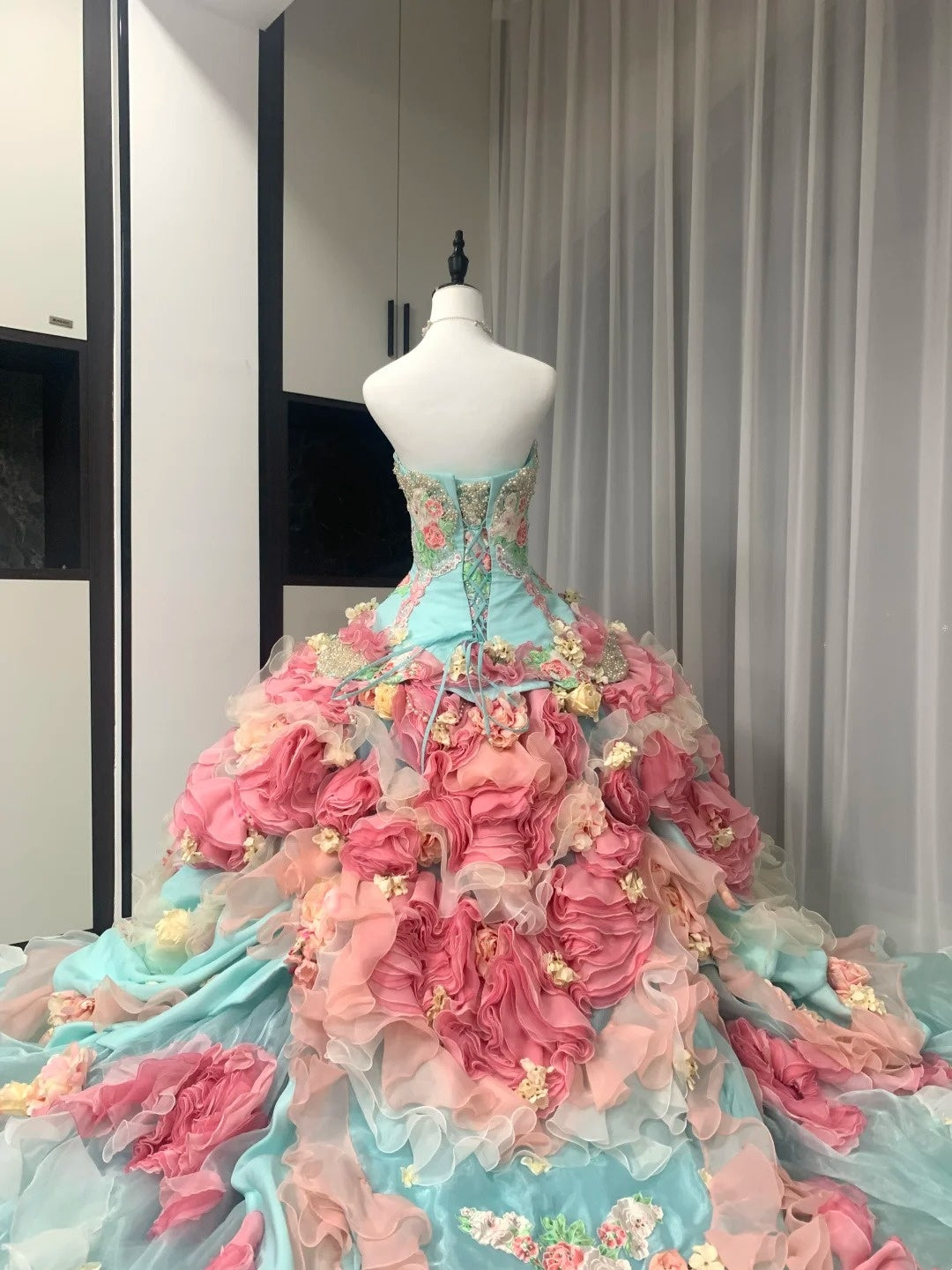 Atemberaubendes hellblaues Abendkleid aus plissiertem Tüll mit V-Ausschnitt, ideal für Quinceañera und Ball (Modell D4654)
