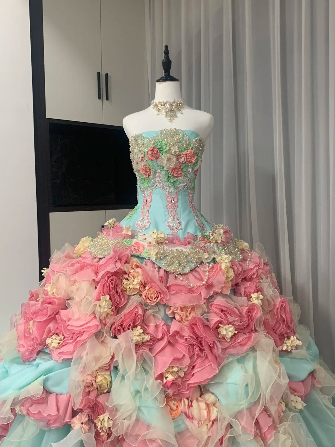 Atemberaubendes hellblaues Abendkleid aus plissiertem Tüll mit V-Ausschnitt, ideal für Quinceañera und Ball (Modell D4654)