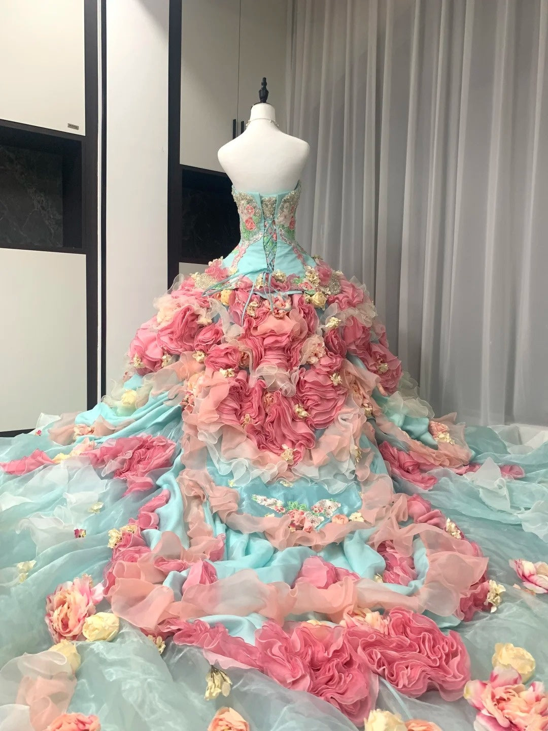 Atemberaubendes hellblaues Abendkleid aus plissiertem Tüll mit V-Ausschnitt, ideal für Quinceañera und Ball (Modell D4654)