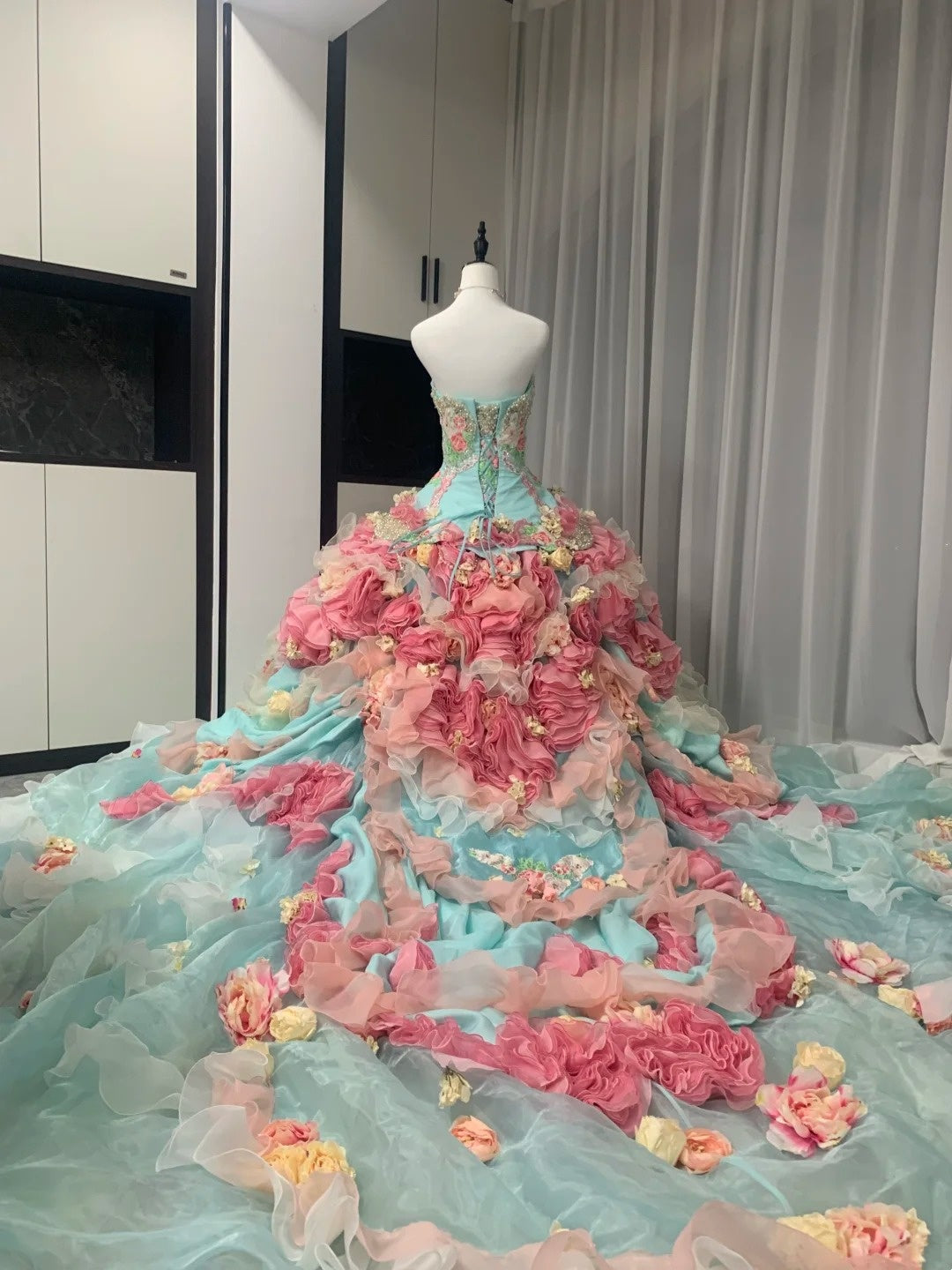 Atemberaubendes hellblaues Abendkleid aus plissiertem Tüll mit V-Ausschnitt, ideal für Quinceañera und Ball (Modell D4654)