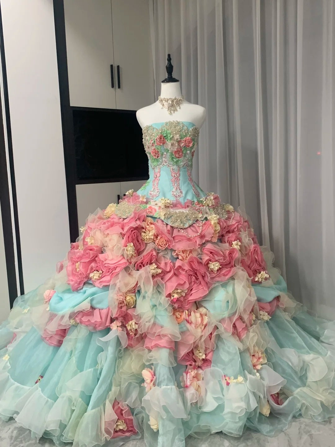 Atemberaubendes hellblaues Abendkleid aus plissiertem Tüll mit V-Ausschnitt, ideal für Quinceañera und Ball (Modell D4654)