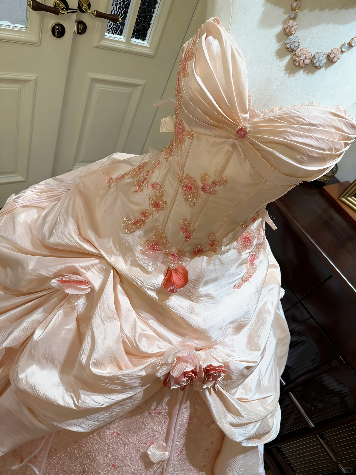 Atemberaubendes hellblaues Abendkleid aus plissiertem Tüll mit V-Ausschnitt, ideal für Quinceañera und Ball (Modell D4654)
