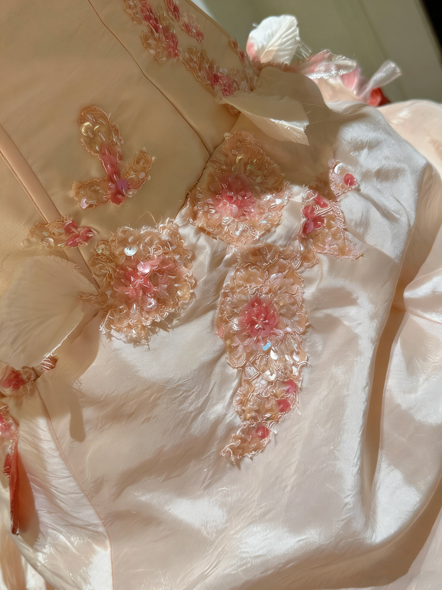 Atemberaubendes hellblaues Abendkleid aus plissiertem Tüll mit V-Ausschnitt, ideal für Quinceañera und Ball (Modell D4654)