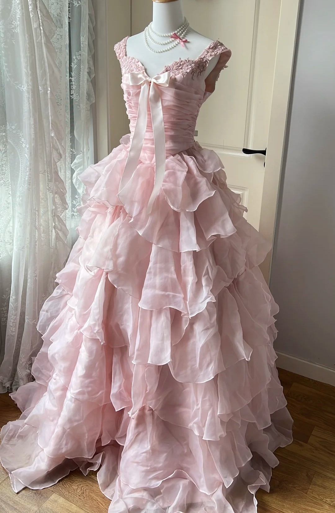 Wunderschönes Ballkleid Hellrosa Herz-Ausschnitt Stufenförmiges Abendkleid Süßes 16. Kleid Geburtstagsparty-Kleid D5353