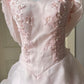 Elegantes Ballkleid Hellrosa Carmen-Ausschnitt Plissiertes Abendkleid Süßes 16. Kleid Geburtstagsparty-Kleid D5356