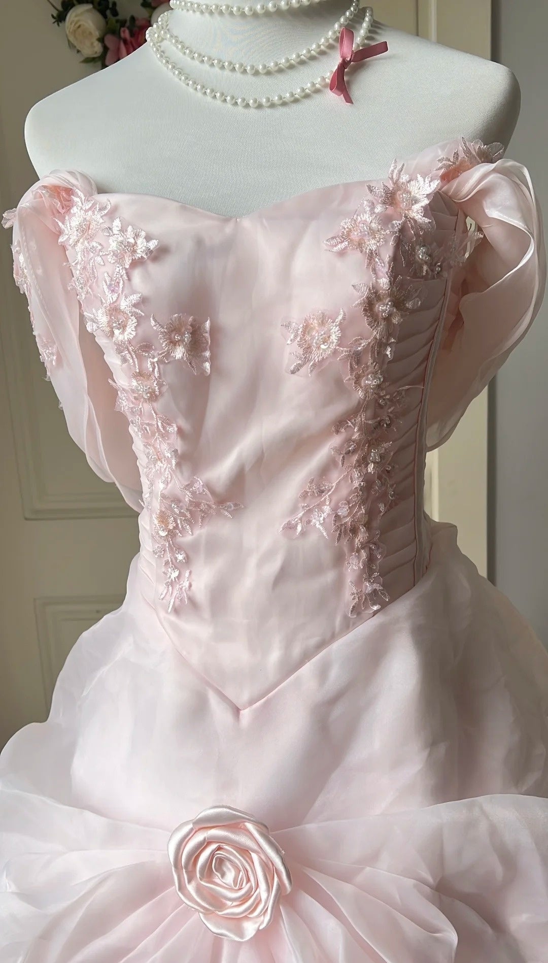 Elegantes Ballkleid Hellrosa Carmen-Ausschnitt Plissiertes Abendkleid Süßes 16. Kleid Geburtstagsparty-Kleid D5356