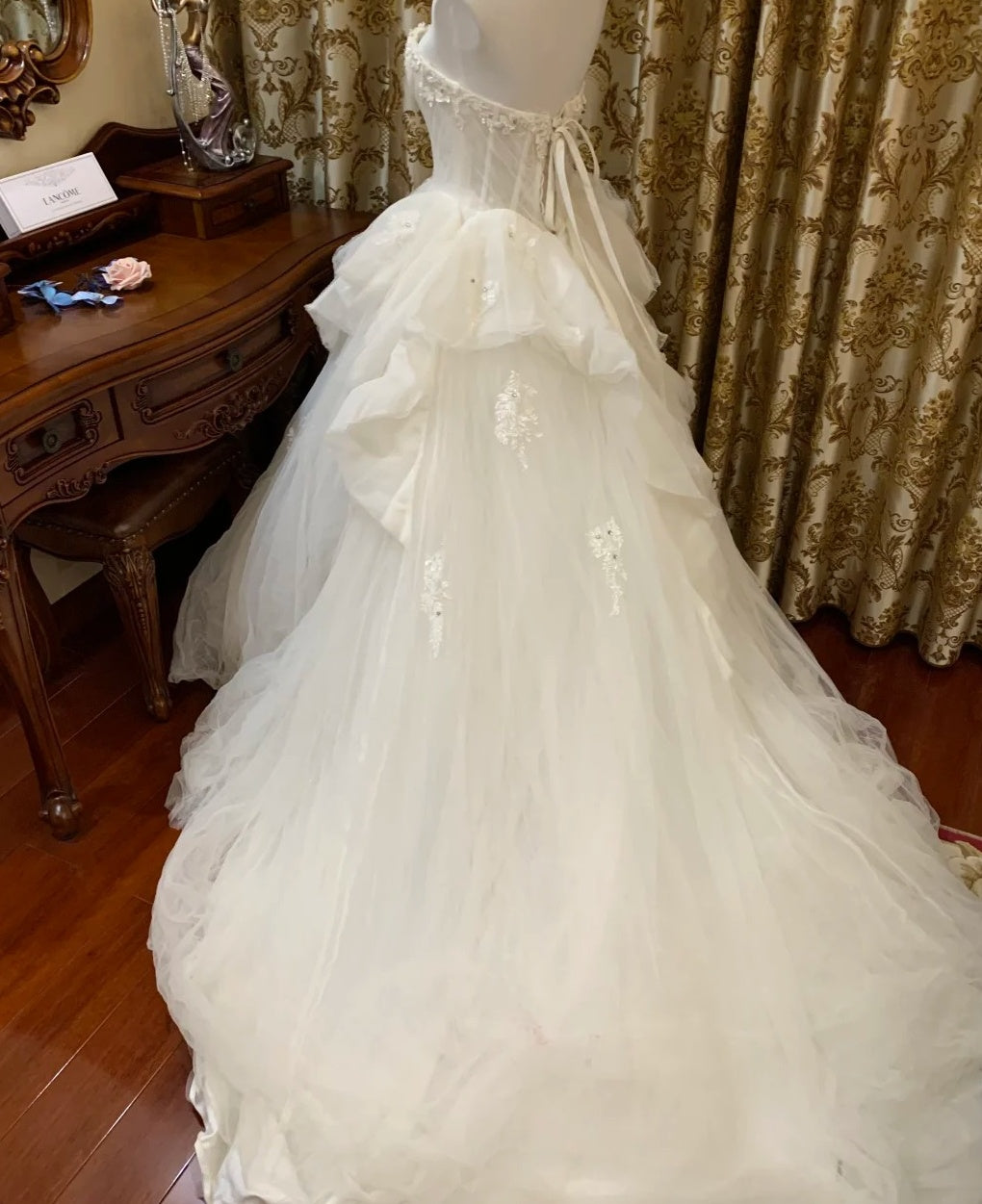 Wunderschönes Hochzeitskleid Weißes herzförmiges, plissiertes Tüll-Brautkleid D5389