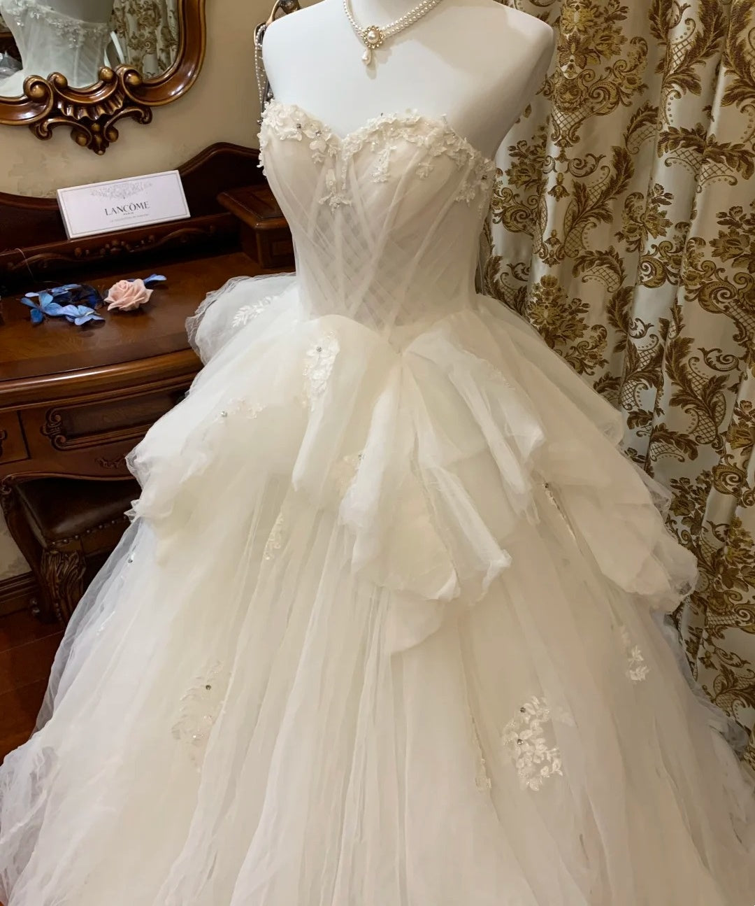 Wunderschönes Hochzeitskleid Weißes herzförmiges, plissiertes Tüll-Brautkleid D5389