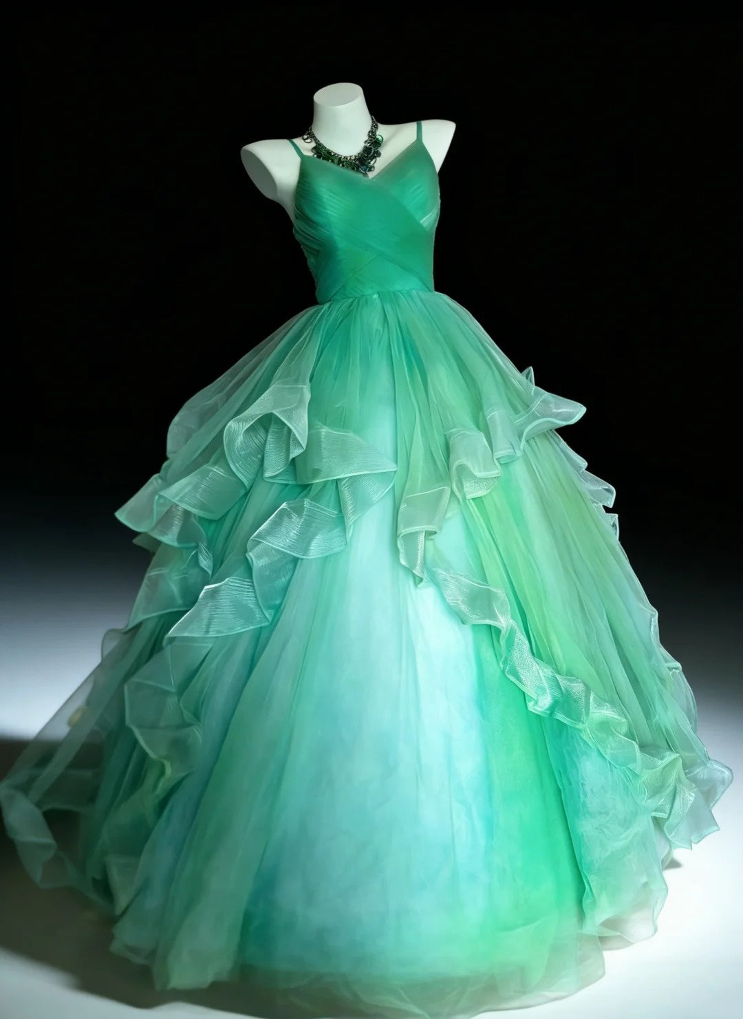 Nouvelle Robe de Bal Bretelles Fines Plissée en Tulle Robe de Soirée Robe de Quinceañera Robe de Bal d'Anniversaire       D5395