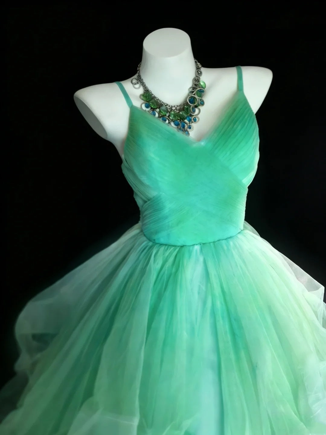Nouvelle Robe de Bal Bretelles Fines Plissée en Tulle Robe de Soirée Robe de Quinceañera Robe de Bal d'Anniversaire       D5395