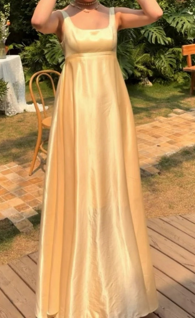 Ravissante robe de bal en satin jaune, coupe trapèze, encolure carrée, taille empire. Robe de gala, robe de soirée D5480