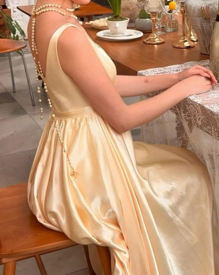 Ravissante robe de bal en satin jaune, coupe trapèze, encolure carrée, taille empire. Robe de gala, robe de soirée D5480