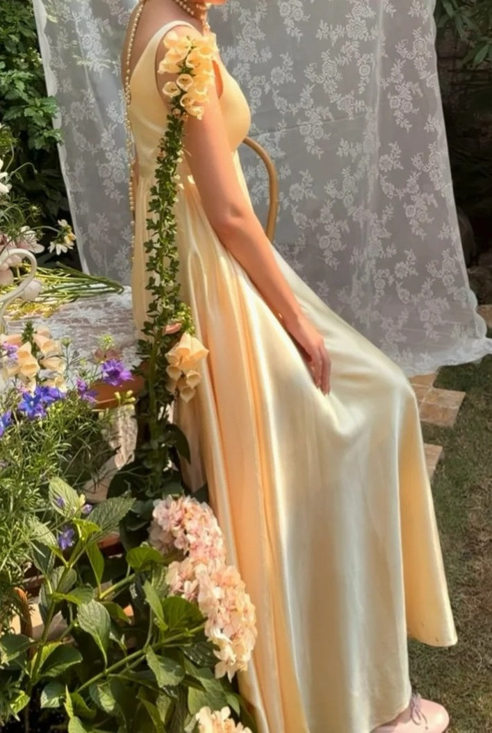 Ravissante robe de bal en satin jaune, coupe trapèze, encolure carrée, taille empire. Robe de gala, robe de soirée D5480