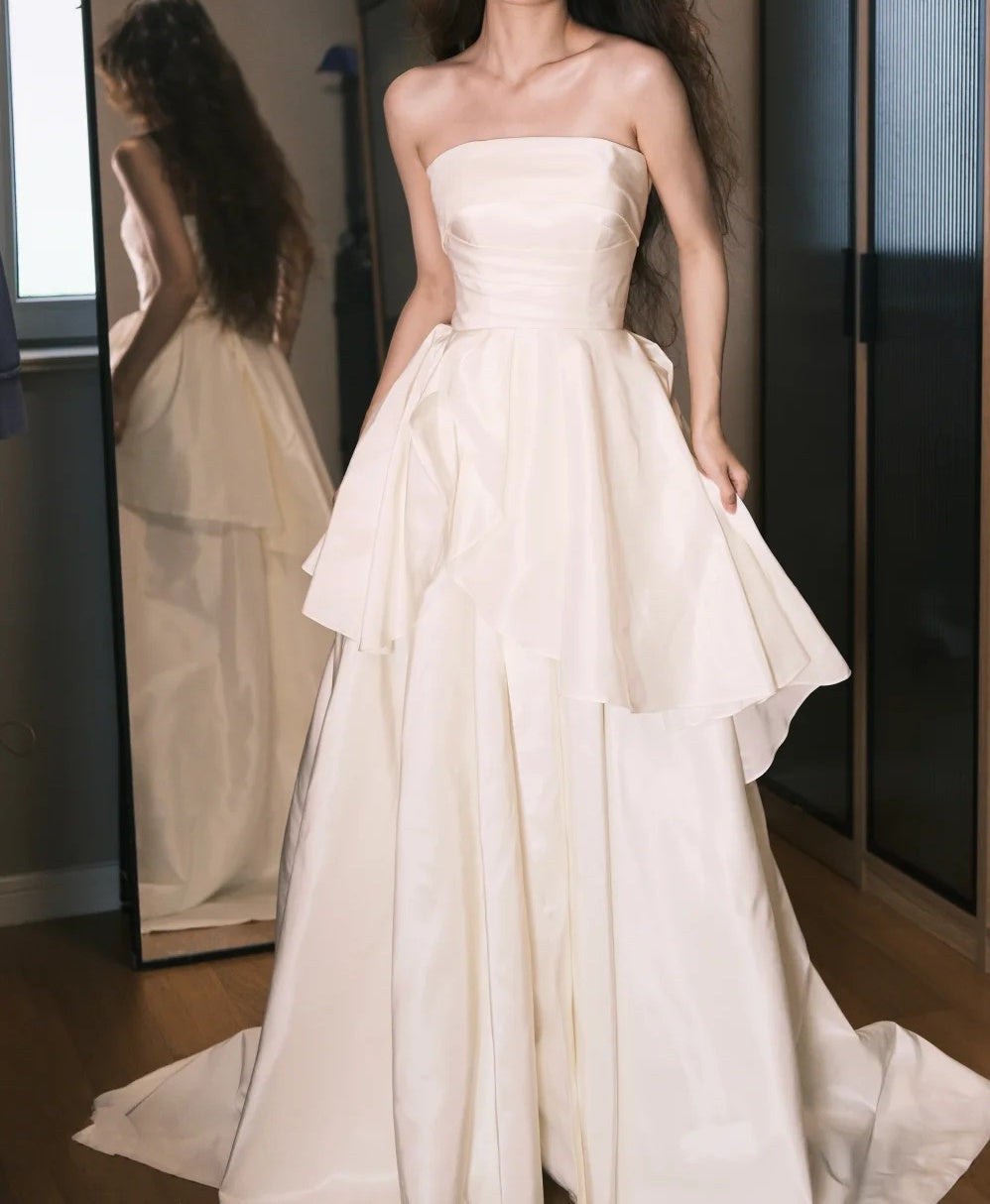 Elegantes Hochzeitskleid Weißes trägerloses Satinkettchen Hochzeitskleid D5489
