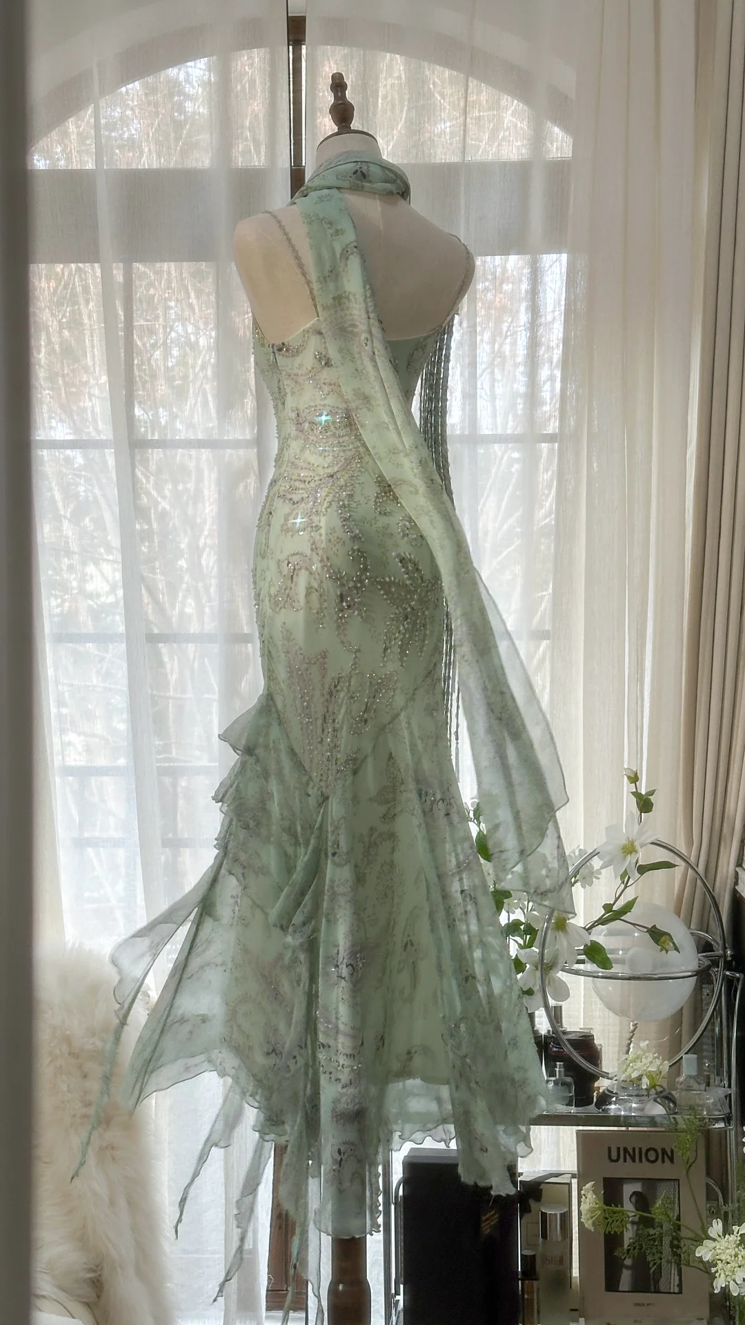 Robe de soirée longue sirène vert clair à bretelles spaghetti et perles, D1075