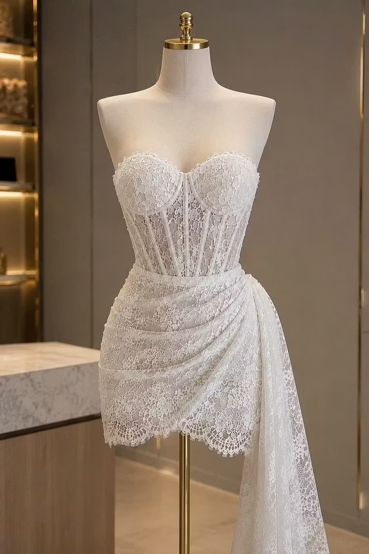 Charming White Lace Strapless Sweetheart Sleeveless Short Homecoming Dress with Train D7974