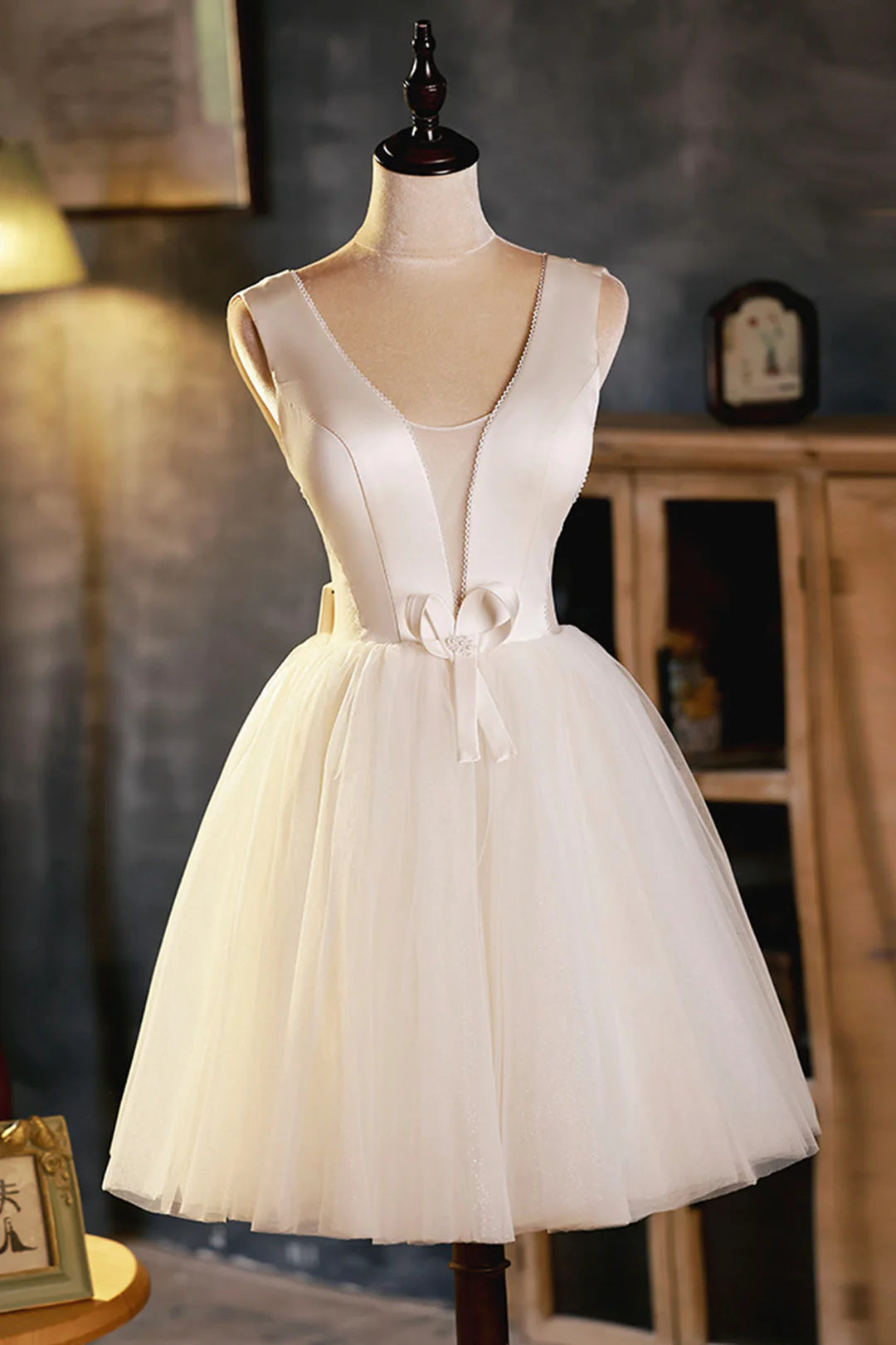 Elegant Homecoming Dress V-Neck Tulle Short Prom Dress Back to School Outfits Party Dress  D6093