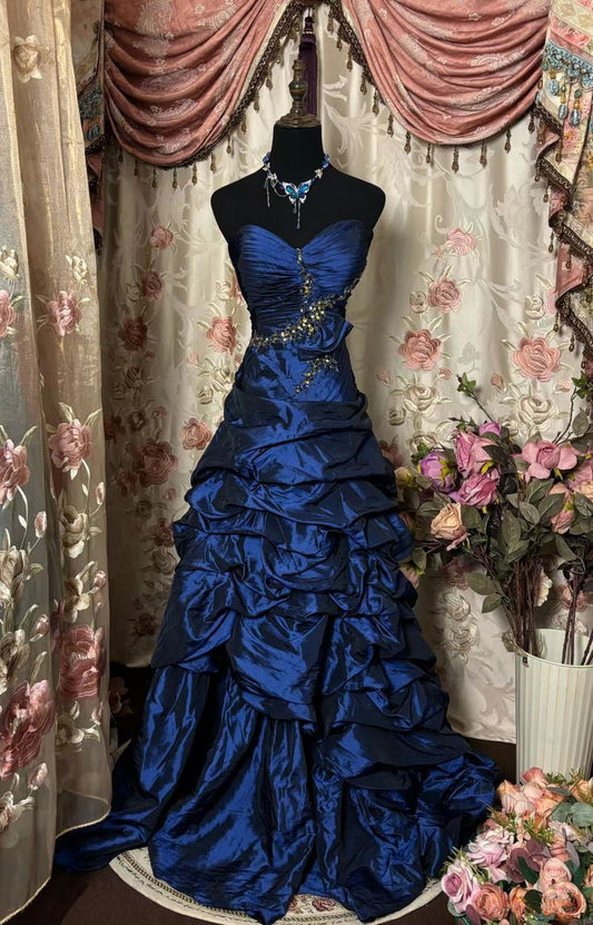 Robe de soirée vintage en satin bleu marine, coupe trapèze, décolleté en cœur, D07