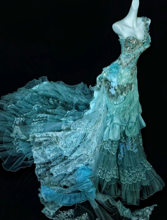 Superbe robe de soirée longue bleue asymétrique en tulle et dentelle, coupe trapèze, D131