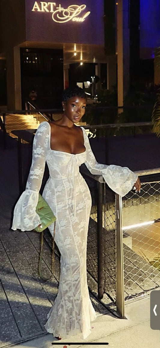 Robe de soirée élégante à manches longues et col sirène en dentelle, D150