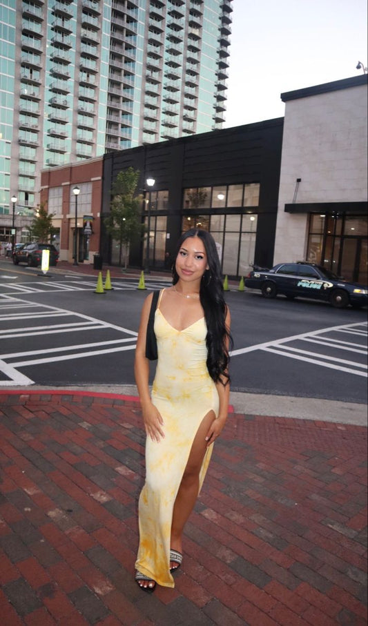 Robe de soirée longue en satin jaune clair à col en V et bretelles, D51