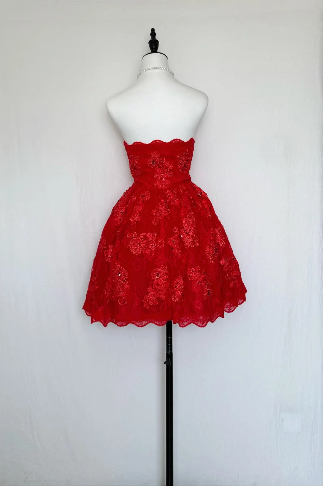 Vibrant Red Strapless Floral Lace Beaded Appliques A‑Line Short Homecoming Dress D7944