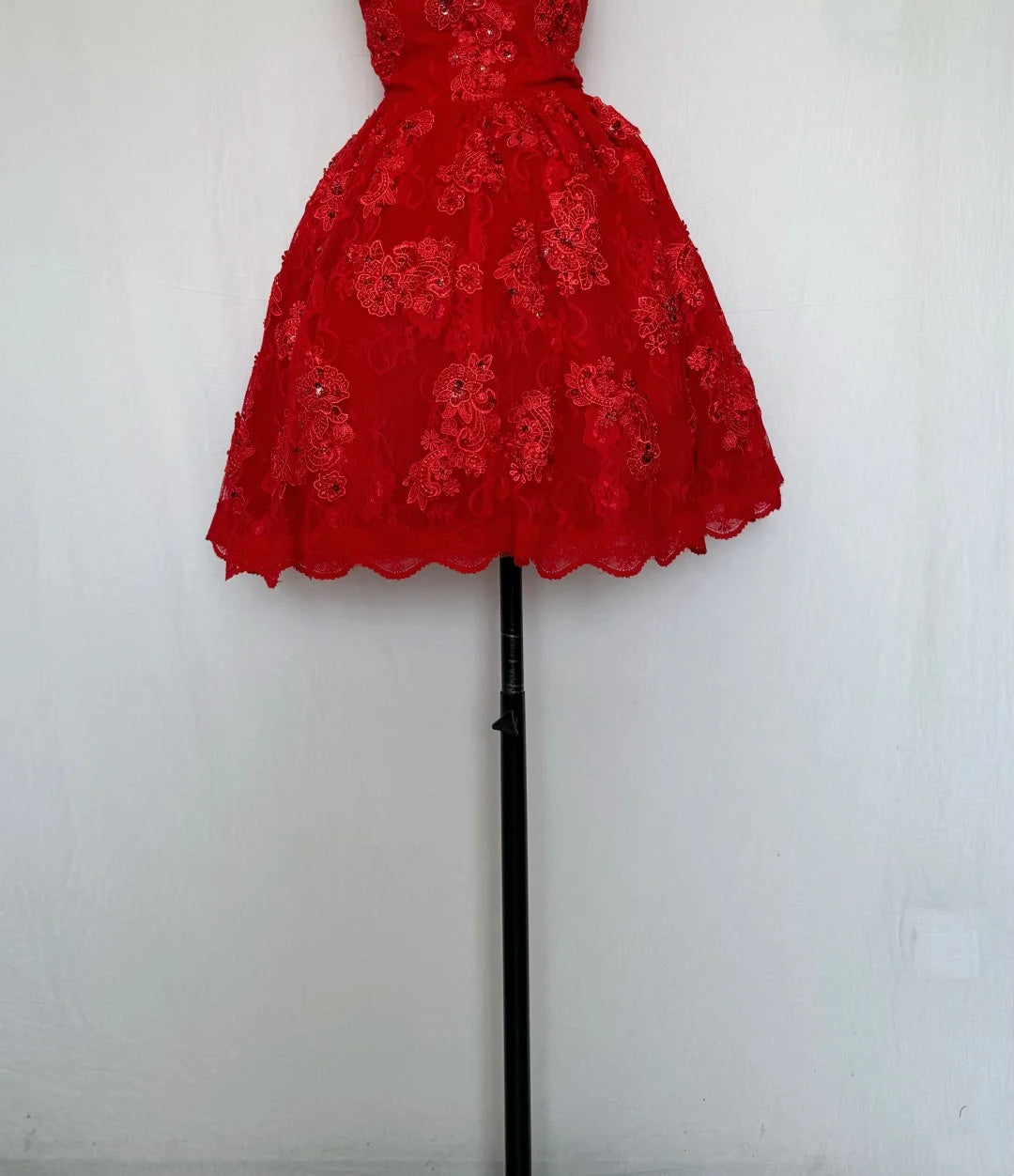 Vibrant Red Strapless Floral Lace Beaded Appliques A‑Line Short Homecoming Dress D7944