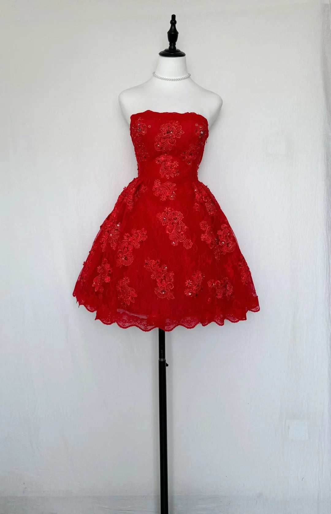 Vibrant Red Strapless Floral Lace Beaded Appliques A‑Line Short Homecoming Dress D7944