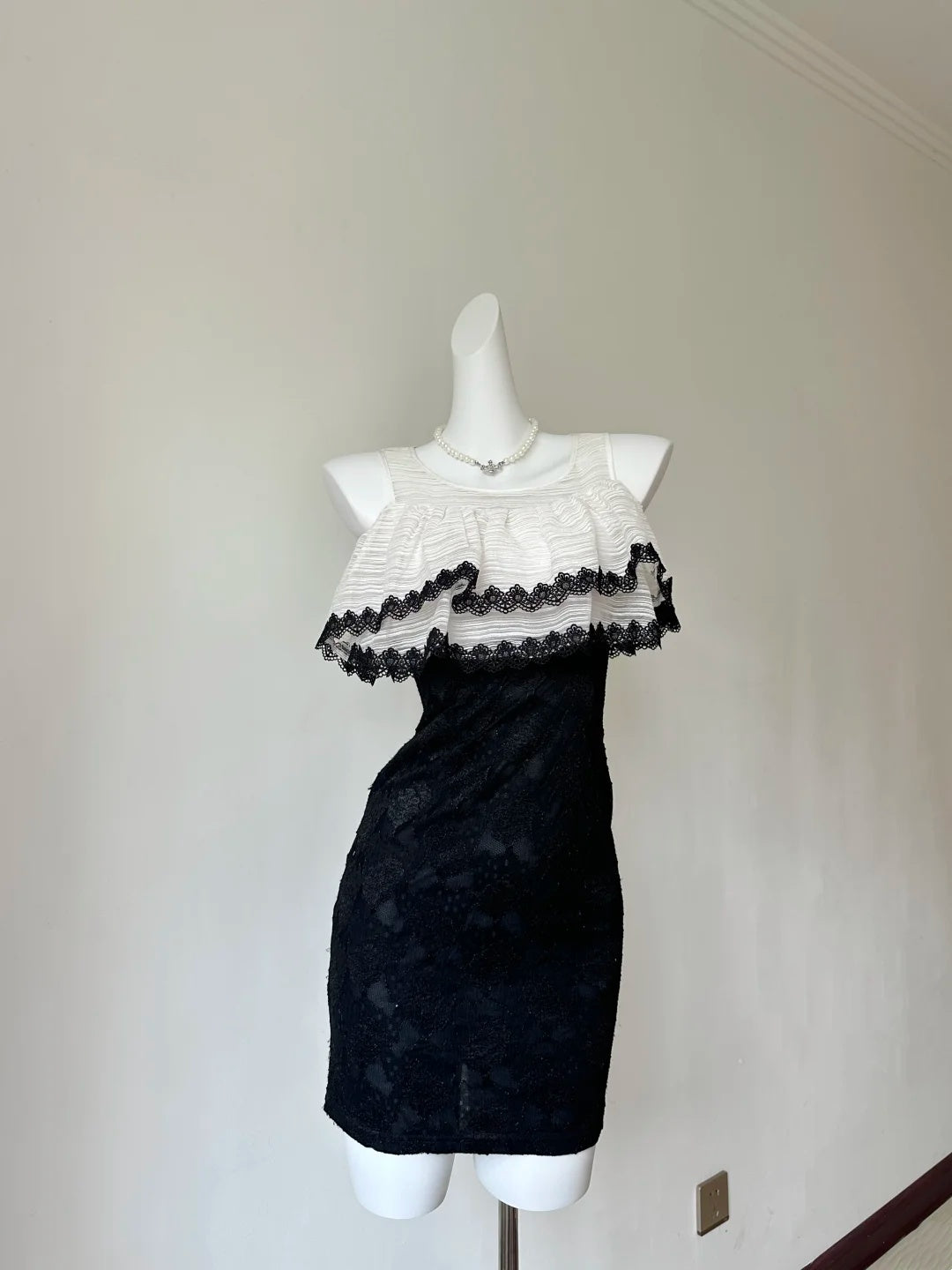 Chic Black‑White Contrast Sleeveless Round Neck Ruffled Lace Overlay Floral Lace Bodycon Short Homecoming Dress D7957