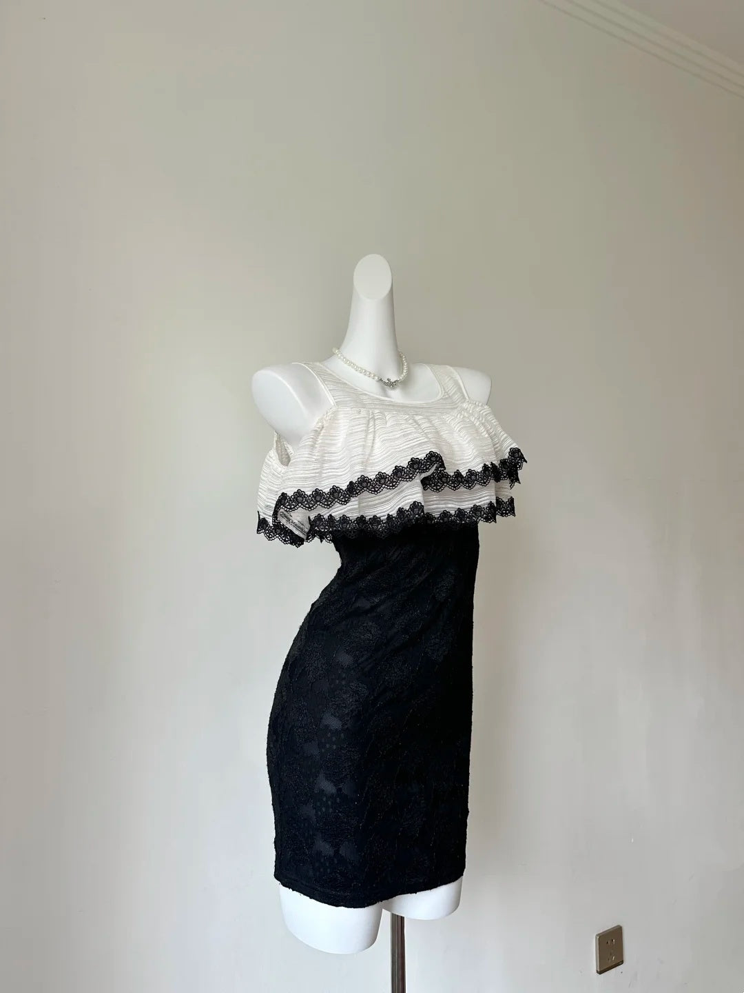 Chic Black‑White Contrast Sleeveless Round Neck Ruffled Lace Overlay Floral Lace Bodycon Short Homecoming Dress D7957