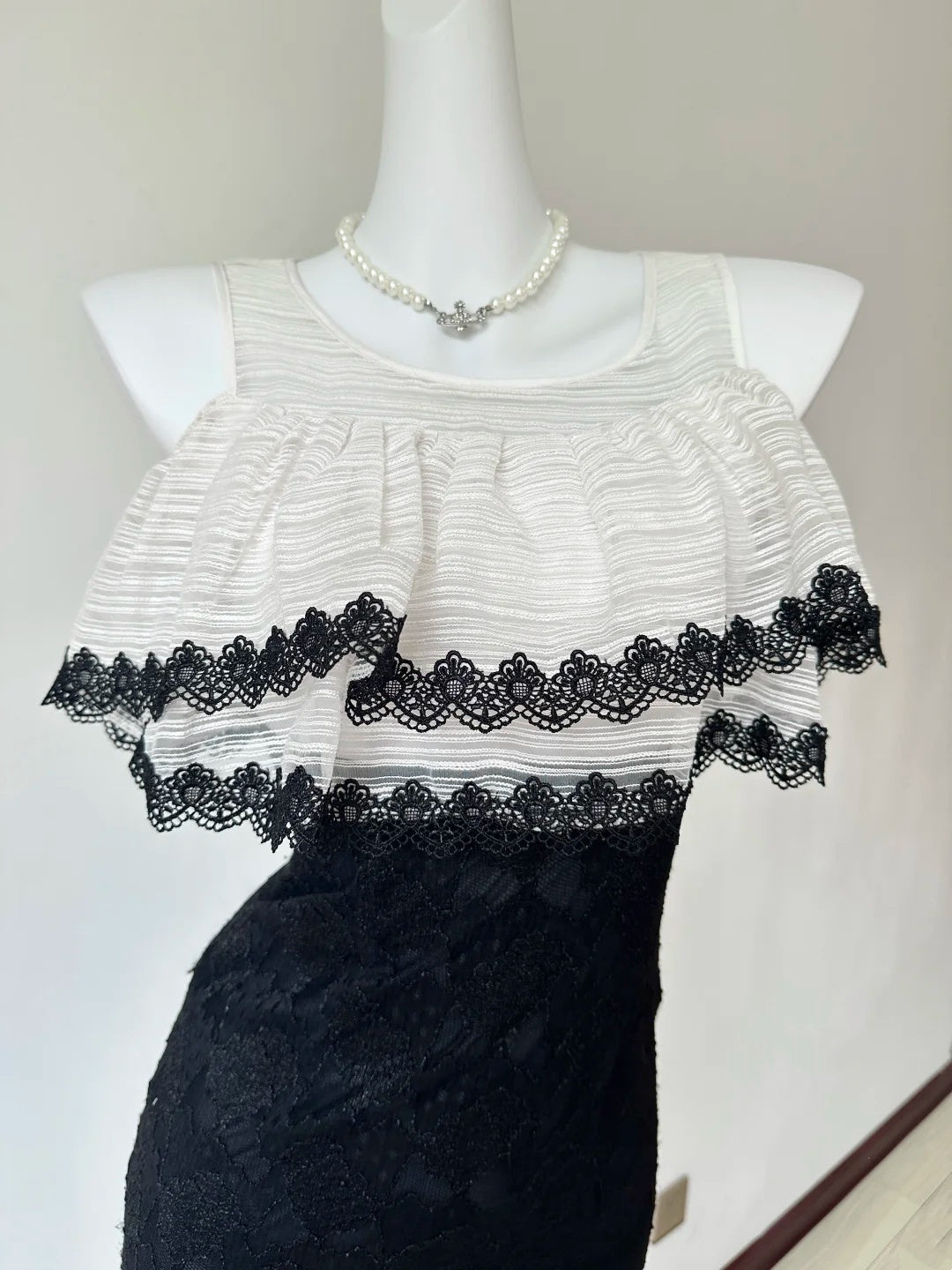 Chic Black‑White Contrast Sleeveless Round Neck Ruffled Lace Overlay Floral Lace Bodycon Short Homecoming Dress D7957