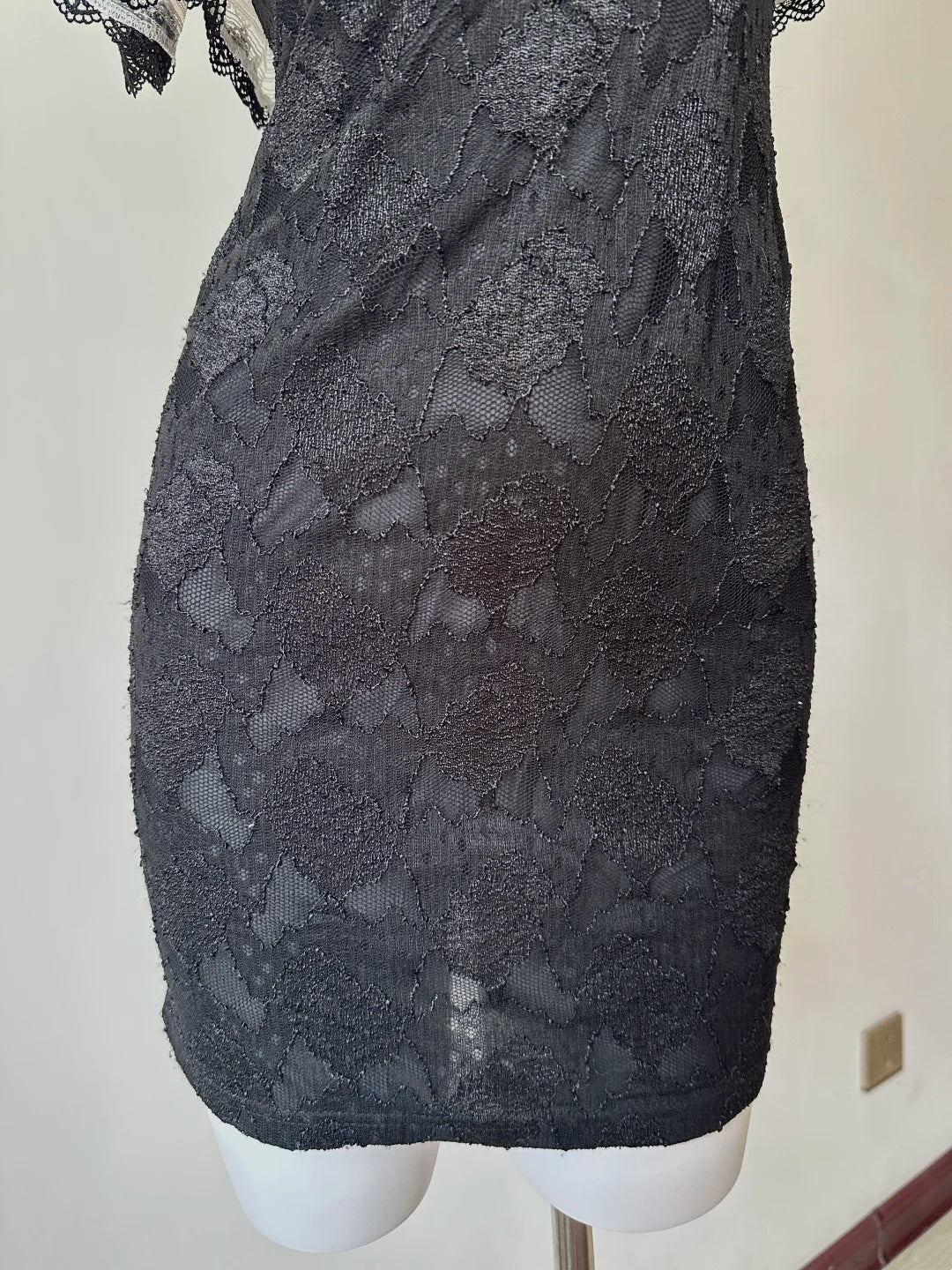 Chic Black‑White Contrast Sleeveless Round Neck Ruffled Lace Overlay Floral Lace Bodycon Short Homecoming Dress D7957