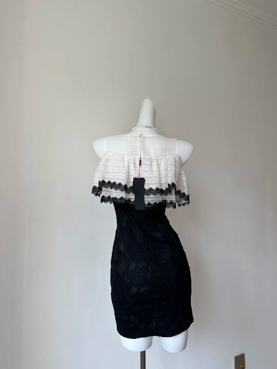 Chic Black‑White Contrast Sleeveless Round Neck Ruffled Lace Overlay Floral Lace Bodycon Short Homecoming Dress D7957