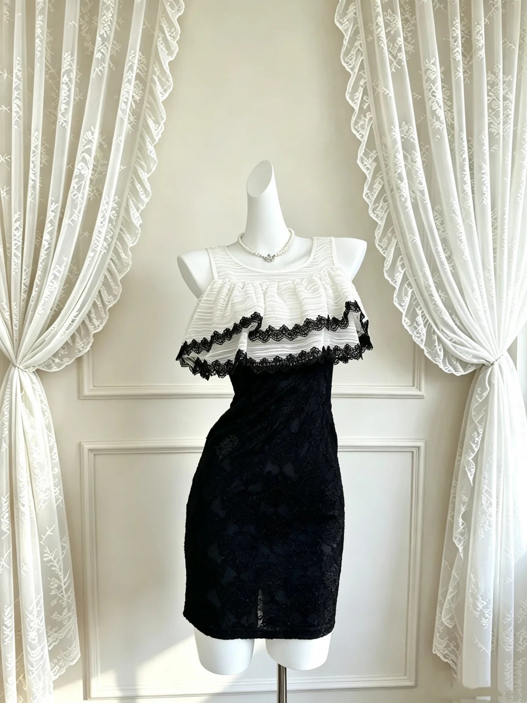 Chic Black‑White Contrast Sleeveless Round Neck Ruffled Lace Overlay Floral Lace Bodycon Short Homecoming Dress D7957